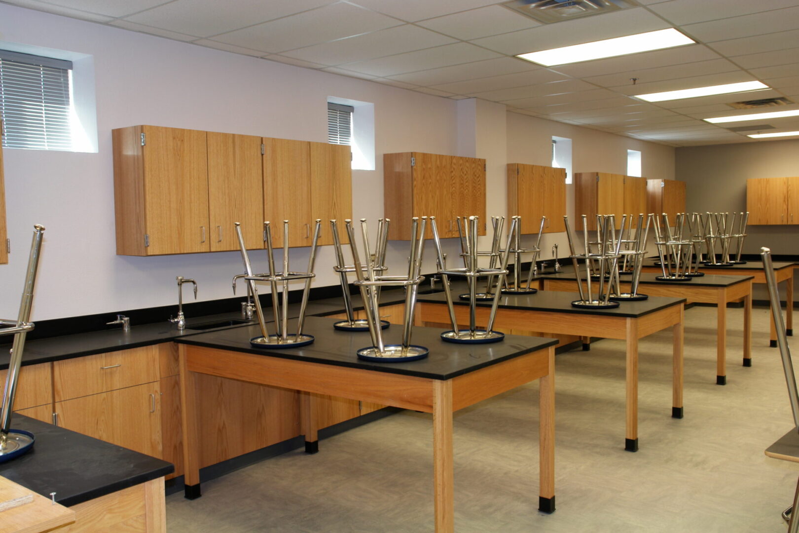 A room filled with lots of tables and chairs.